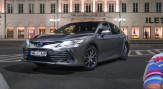 Toyota Camry trzyma cenę jak szalona. Bez 100 tys. zł nie podchodź do zakupu używanej