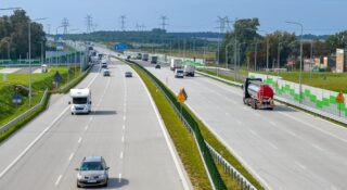 Donald Tusk przejechał się polską autostradą: „Modlę się, czy nie złamię kręgosłupa”