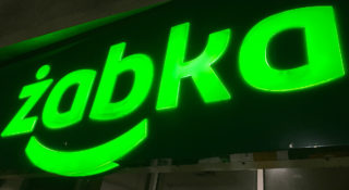 Żabka wystawiła stoliki, odpaliła muzę. Będzie ścigać się z McDonald's?