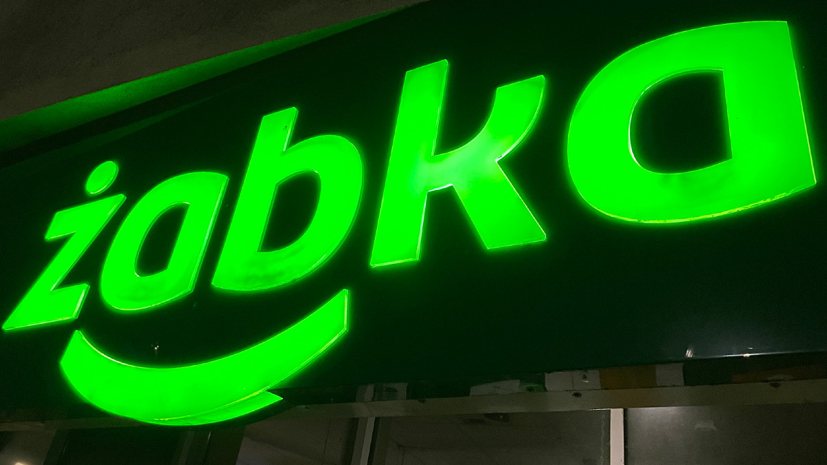 Żabka wystawiła stoliki, odpaliła muzę. Będzie ścigać się z McDonald's?