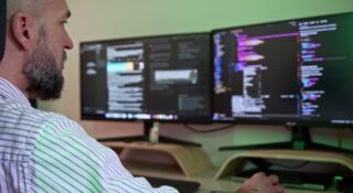 Polski górnik potrafi. Mariusz pracował na kopalni, teraz jest asem IT