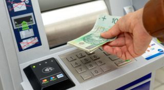Liczba bankomatów w Polsce spada. Niedługo będzie problem z wypłaceniem gotówki